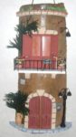 Tegola in rilievo, facciata con portone e balcone