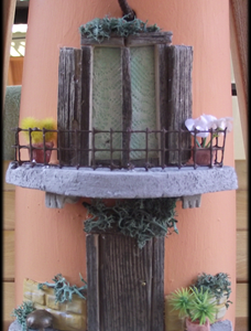 Tegola piccola in rilievo, facciata semplice con balcone e portoncino