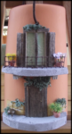 Tegola piccola in rilievo, facciata semplice con balcone e portoncino