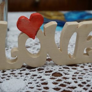 Scritta personalizzata Love in legno al traforo