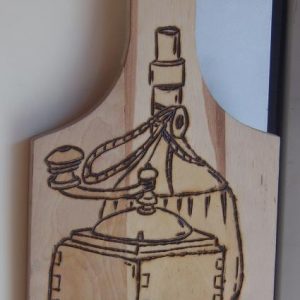 Pirografia Bottiglia di Vino e Macina Caffè su tagliere di legno