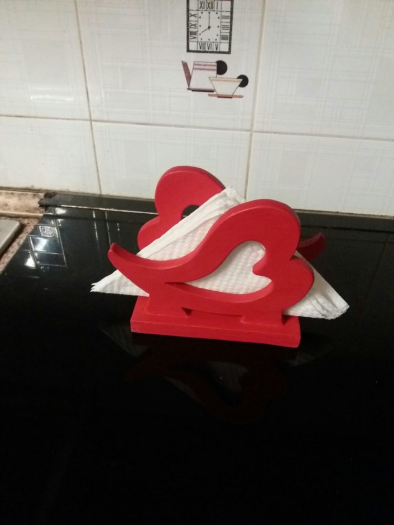 Portatovaglioli in legno a forma di cuore, colore rosso