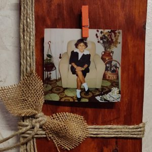 Portafoto in legno, con fiocco in corda e cordoncino incrociato.