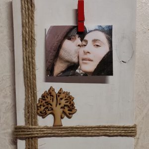Portafoto in legno, con albero della vita in miniatura e cordoncino.