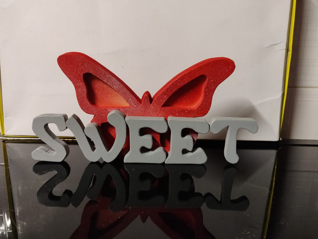 Scritta in legno Sweet, personalizzata con farfalla