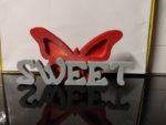 Scritta in legno Sweet, personalizzata con farfalla