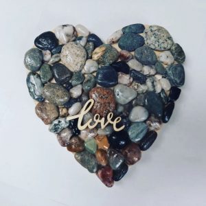 cuore legno con pietre di mare e scritta love