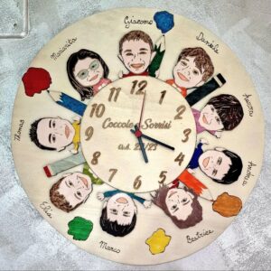 orologio in legno personalizzato con caricature alunni