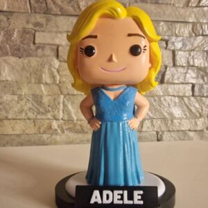 mini personaggio 3d personalizzato donna elegante con nome su base decorativa